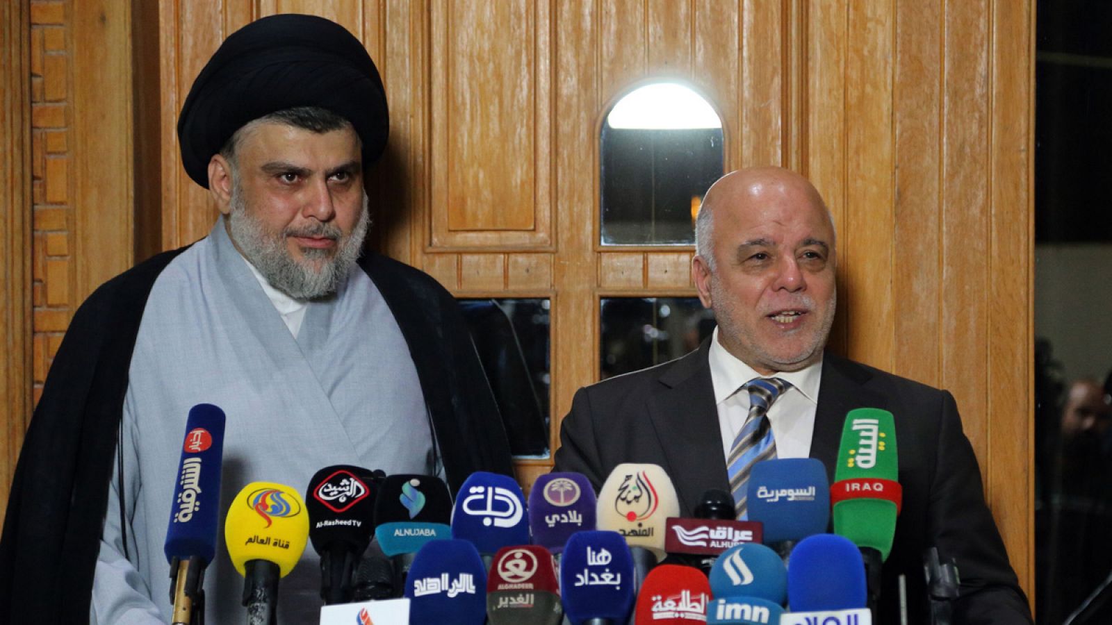 El clérigo chií Muqtada al Sadr y el primer ministro en funciones, Haider al Abadi