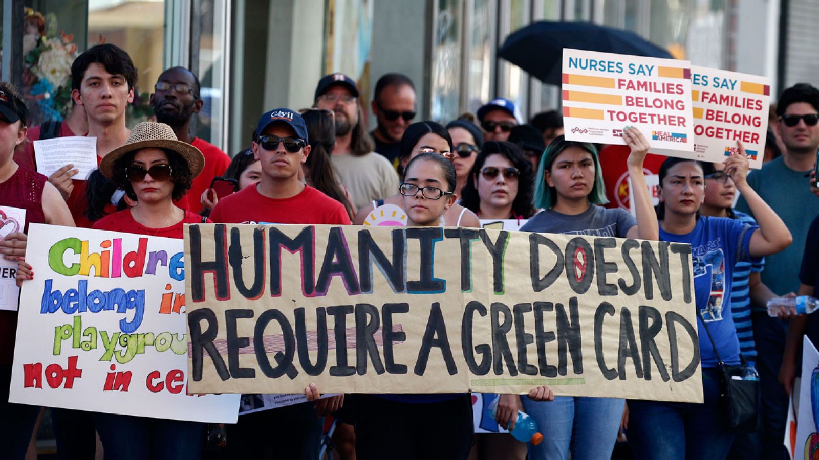 Varias personas marchan durante una protesta hacia un centro de detención en El Paso, Texas (EE.UU.)