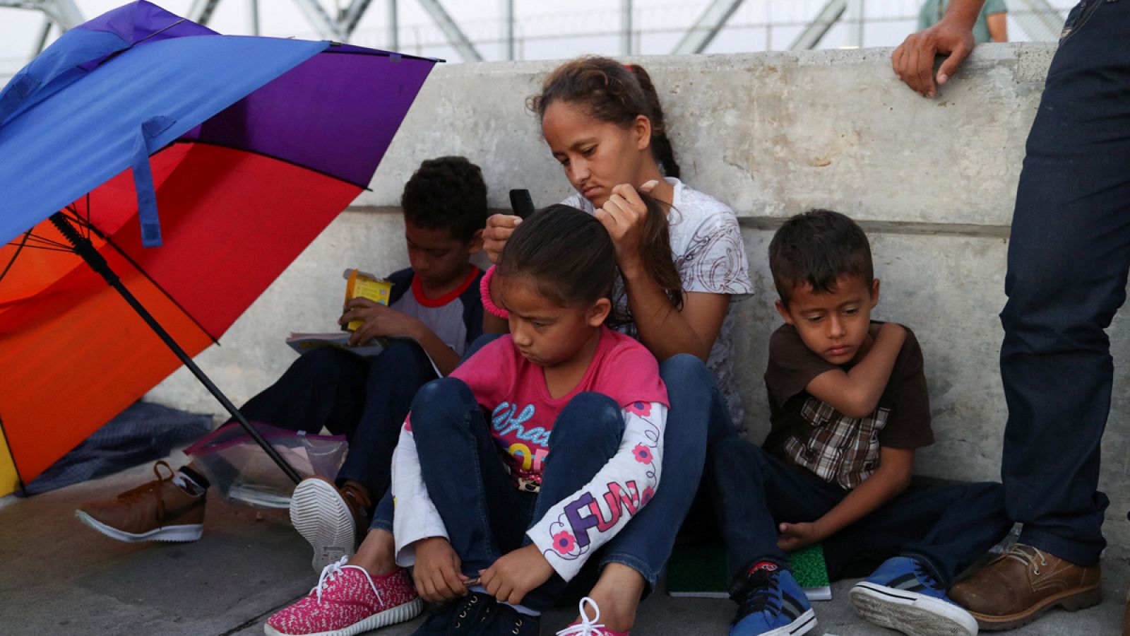 Una familia de refugiados hondureños espera en México después de que les nieguen la entrada en Texas
