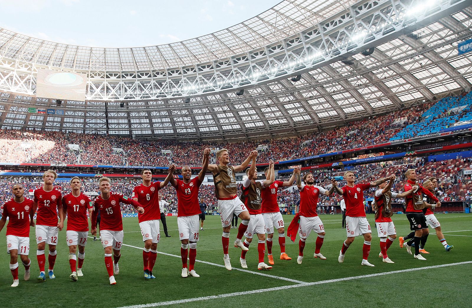 Los jugadores daneses celebran su clasificación como segundos del Grupo C.