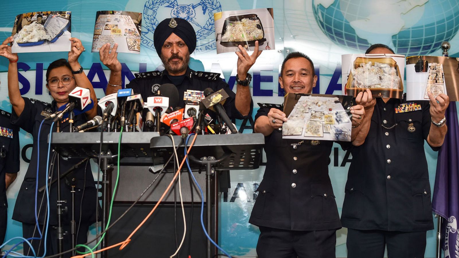 La Policía de Malasia muestra imágenes de los productos de lujo incautados al ex primer ministro