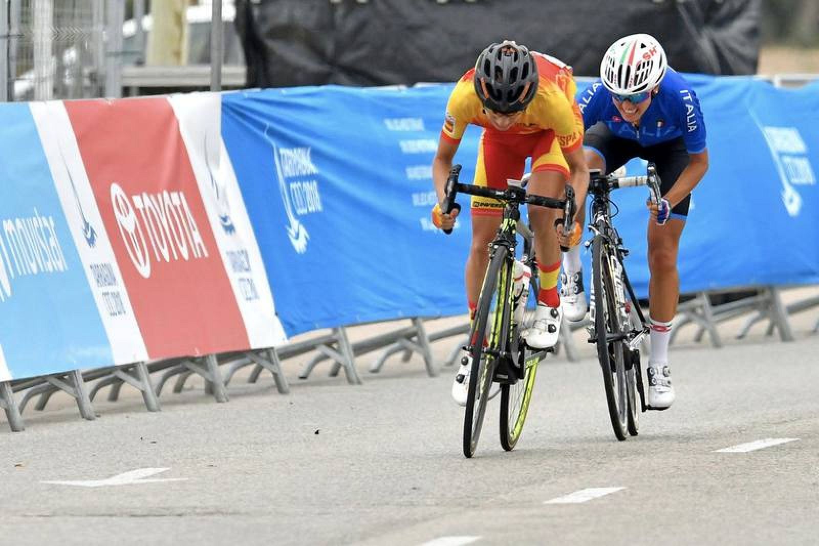 Imagen de la ciclista española Ane Santesteban durante la prueba de ciclismo.