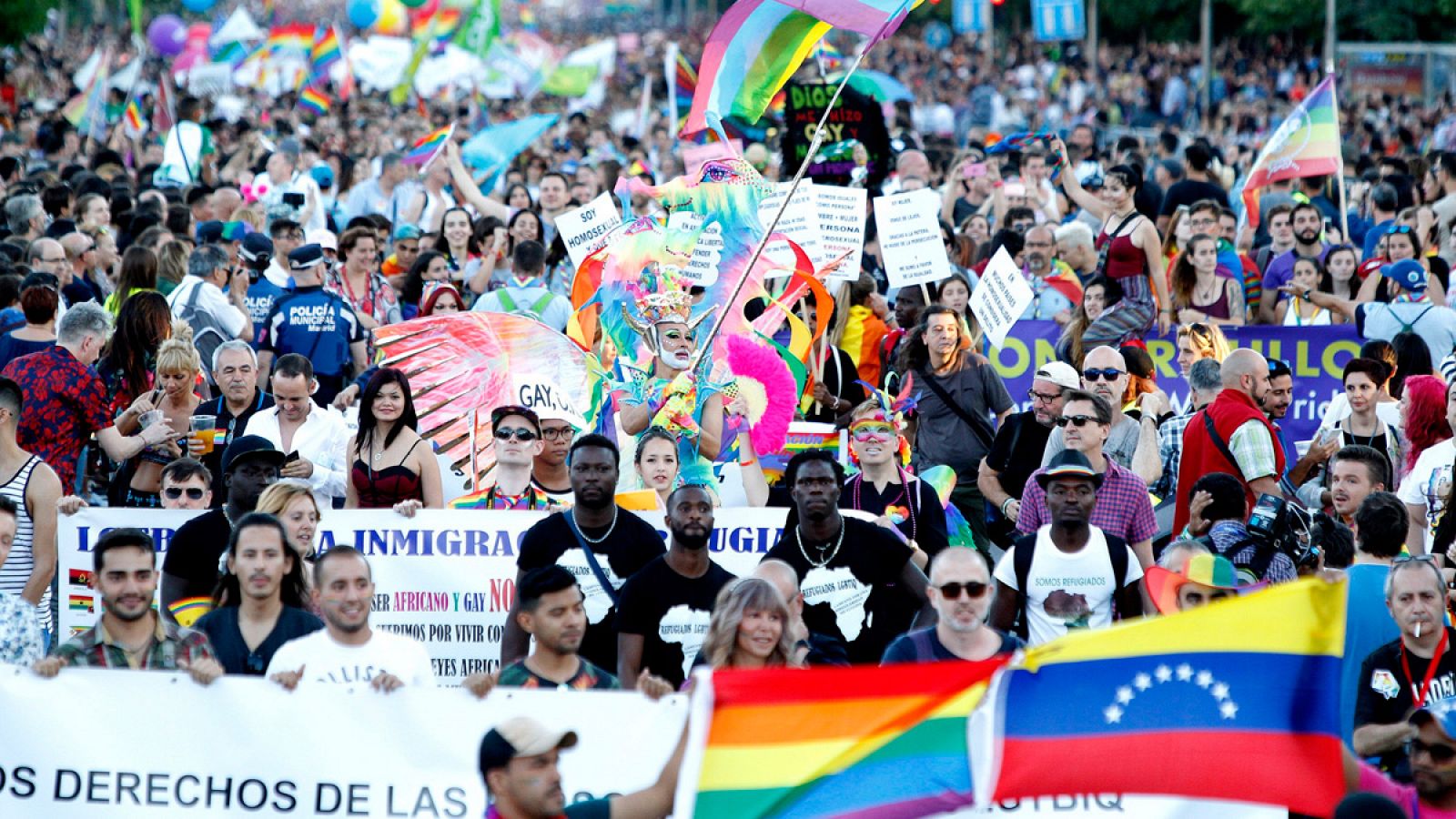 Miles de personas recorren las calles de Madrid durante la manifestación del Orgullo Gay 2017