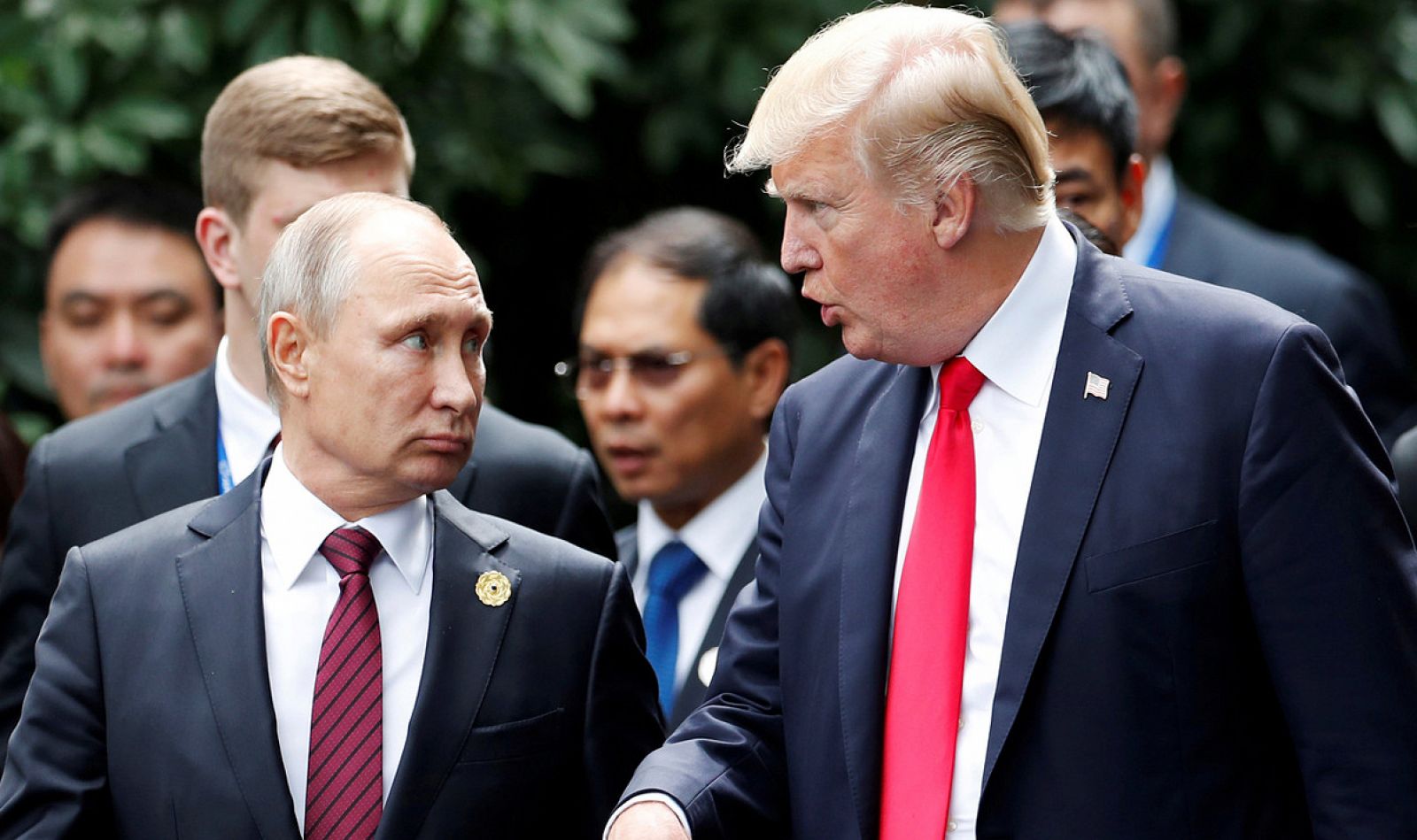 El presidente de EE.UU., Donald Trump, habla con el de Rusia, Vladímir Putin, en la cumbre Asia-Pacífico en Danang, Vietnam