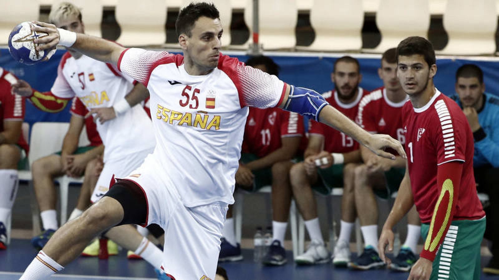 El jugador de España Figueras lanza a porteria ante el jugador portugues Vieira.