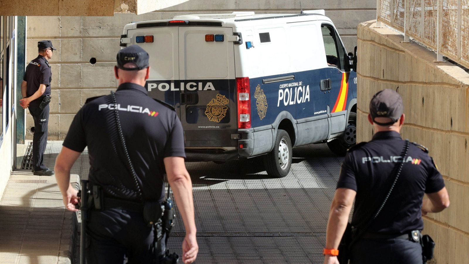 La Policía ha puesto a disposición del juzgado de guardia de San Bartolomé de Tirajana (Gran Canaria) a los cuatro adultos acusados de haber agredido sexualmente a una menor
