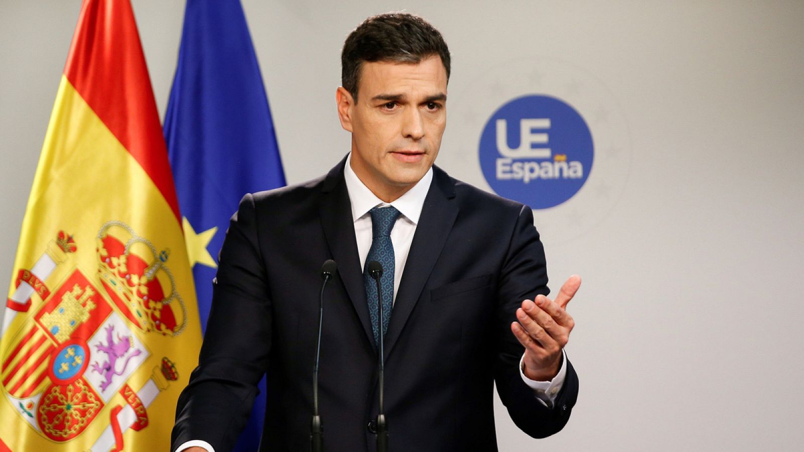 El presidente del Gobierno español Pedro Sánchez da una rueda de prensa tras participar en la cumbre del Consejo Europeo