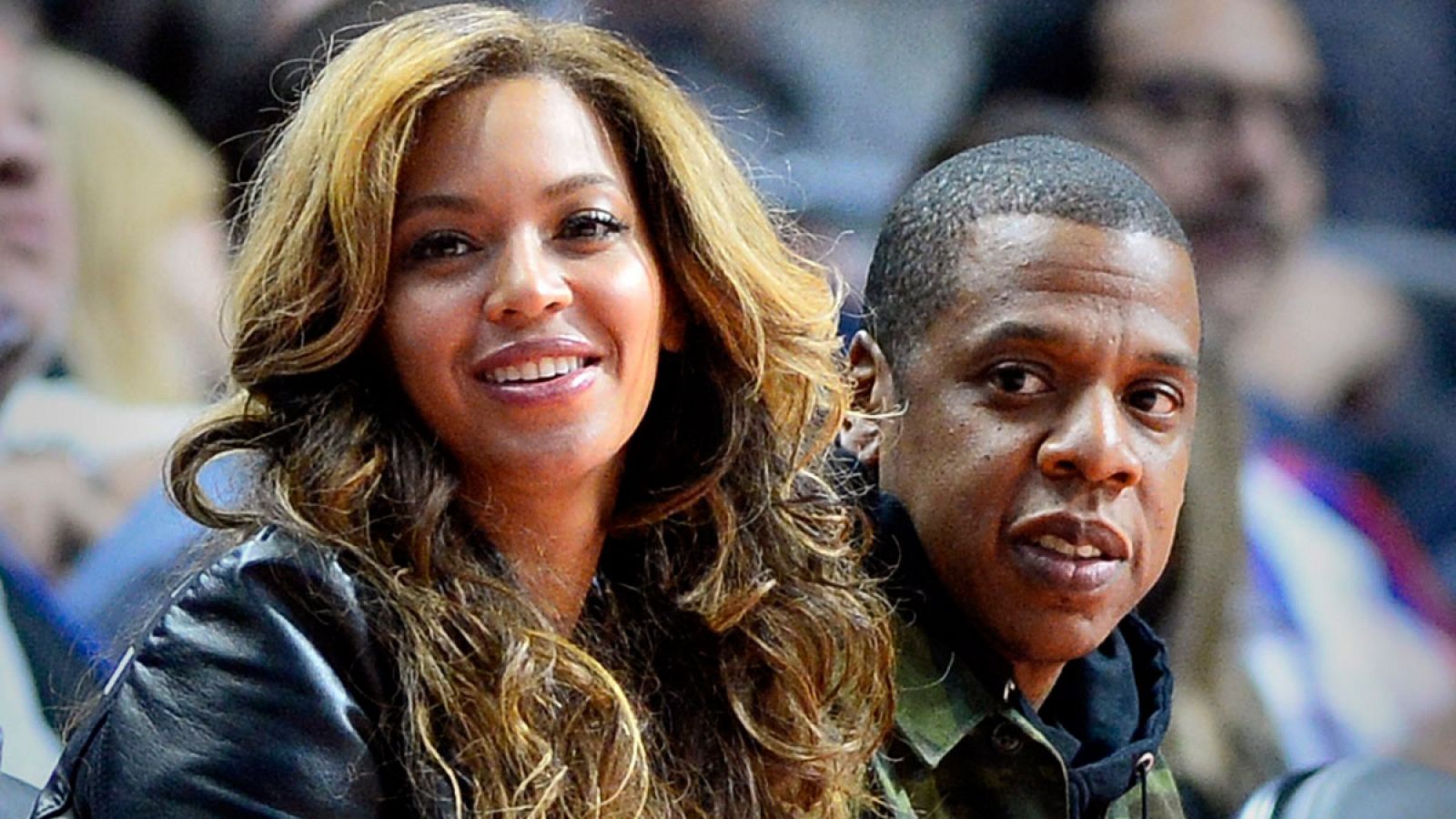 Fotografía de archivo del 22 de enro de 2015 que muestra a la cantante estadounidense Beyonce Knowles (i) junto a su marido Jay Z (d) viendo un partido de baloncesto de la NBA en Los Ángeles.