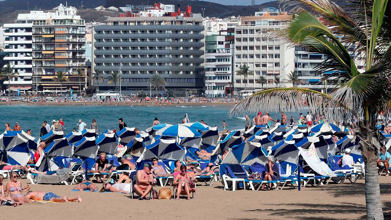 Veraneantes en  Las Palmas de Gran Canaria en una imagen de archivo