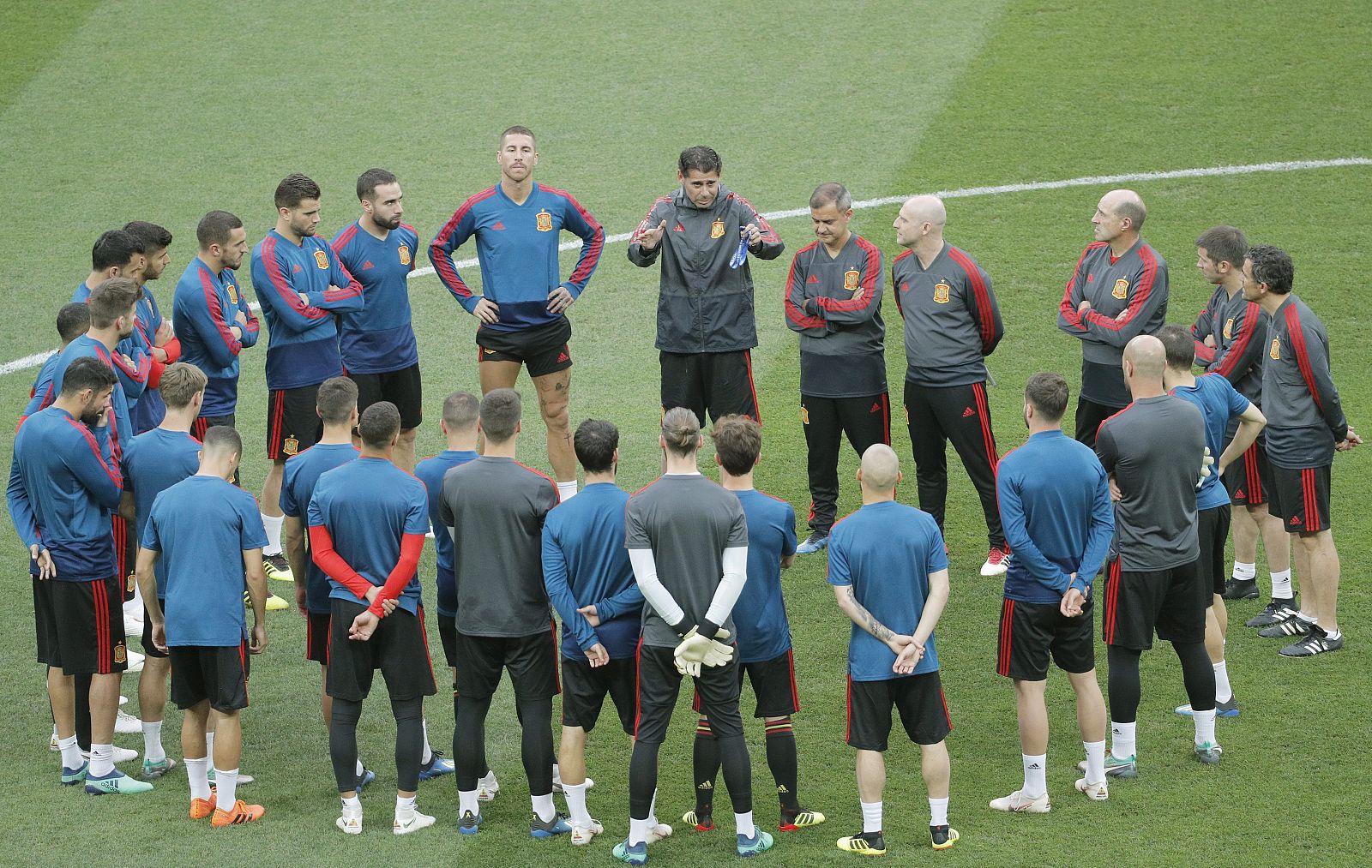 Hierro durante su habitual charla previa a comenzar el entrenamiento.