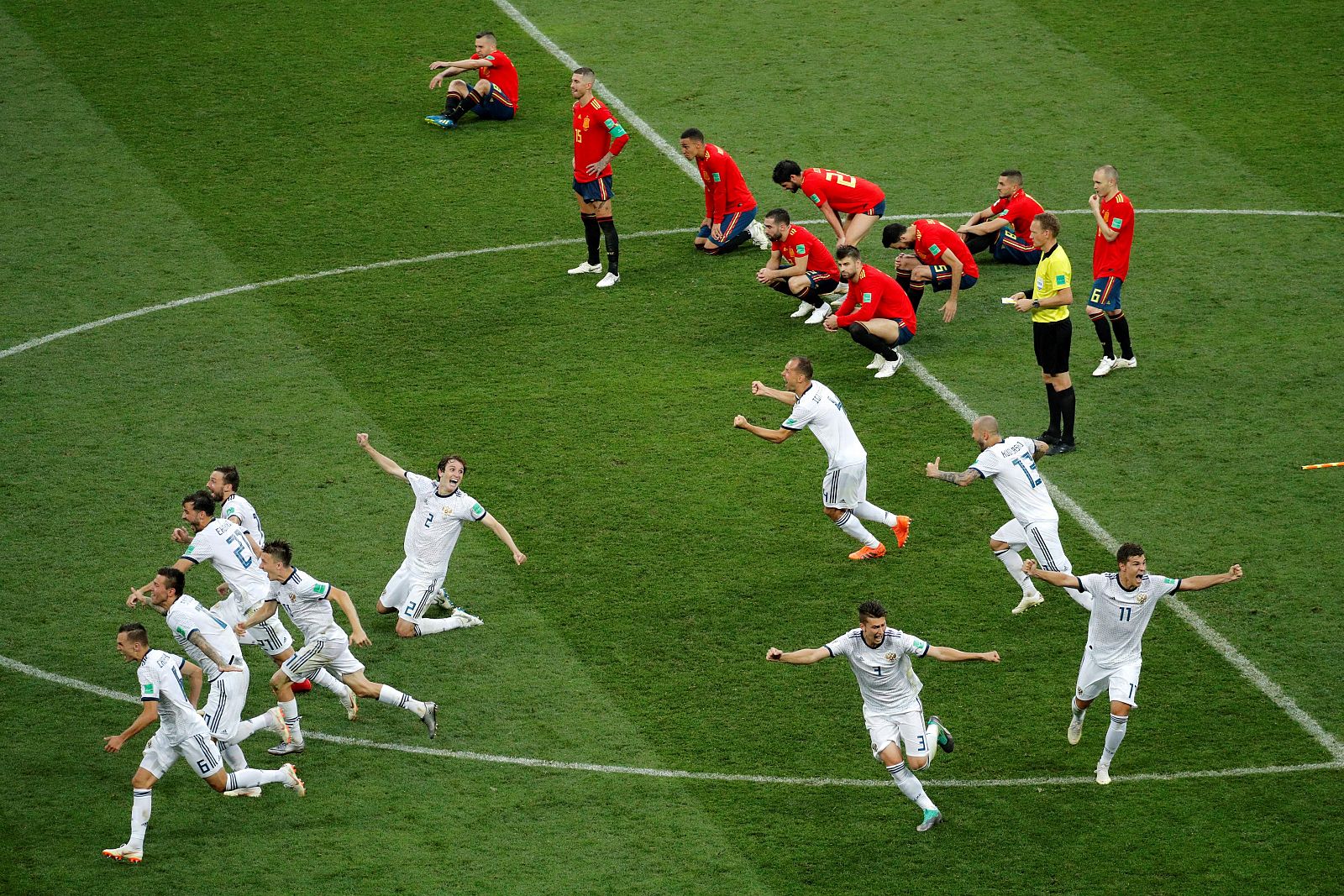 Los jugadores rusos celebran la victoria tras el partido España-Rusia.