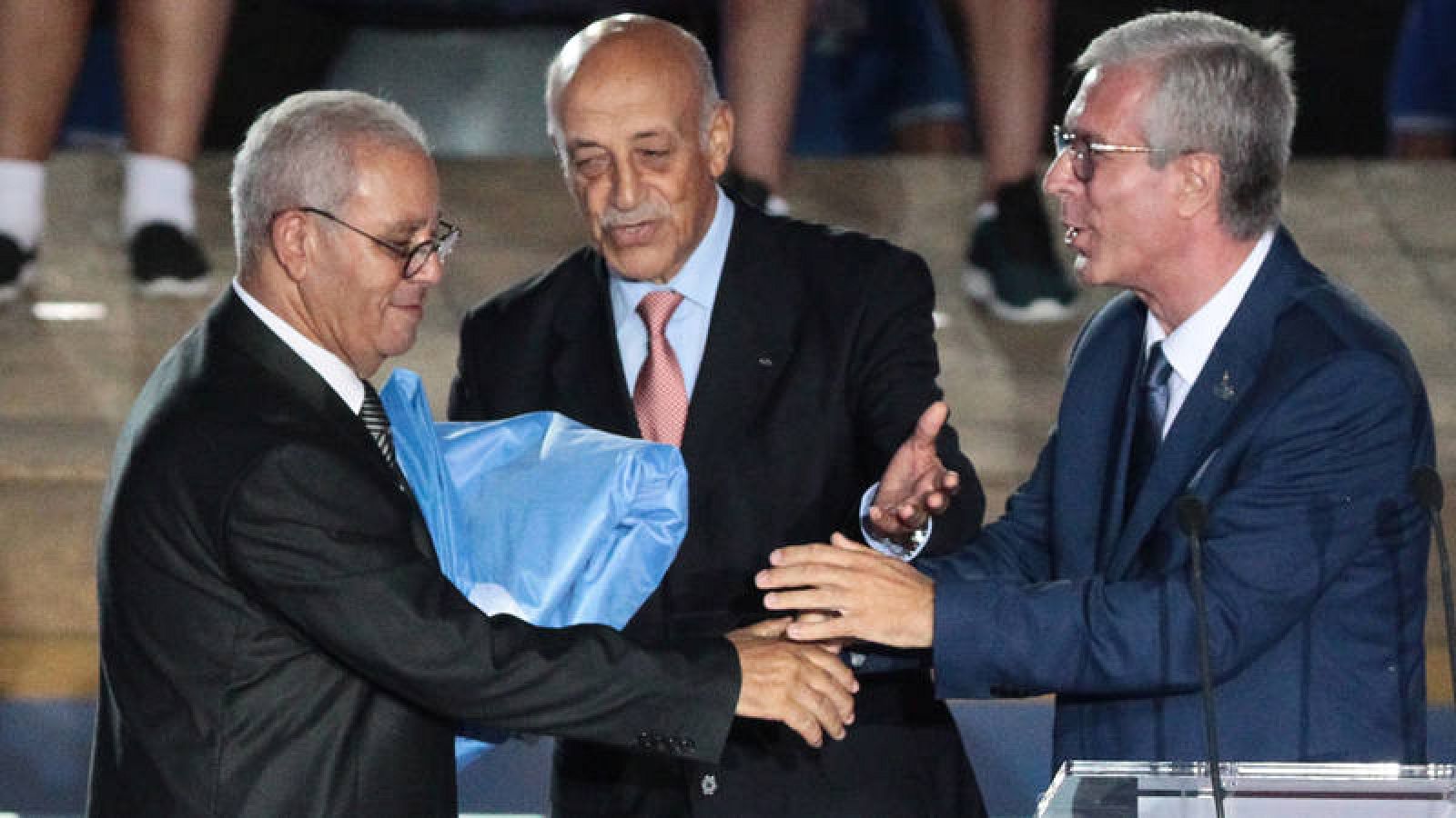 El alcalde de Tarragona, Félix Ballesteros (d), entrega la bandera de los juegos al alcalde de Orán, Noureddine Boukhatem (i) 
