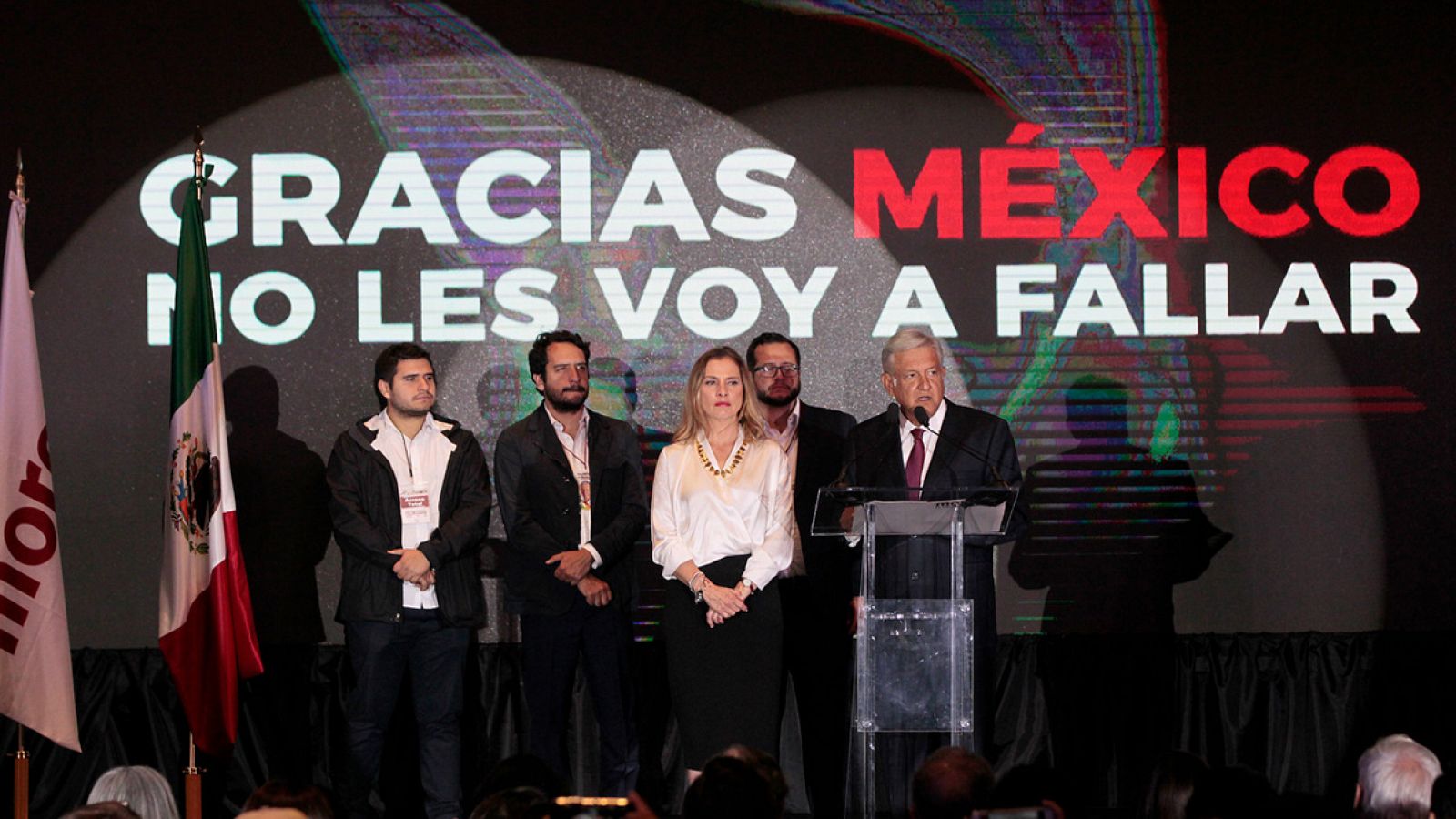 El líder izquierdista Andrés Manuel López Obrador, candidato del Movimiento de Regeneración Nacional (Morena), ofrece declaraciones acompañado de su esposa Beatriz Gutiérrez Müller