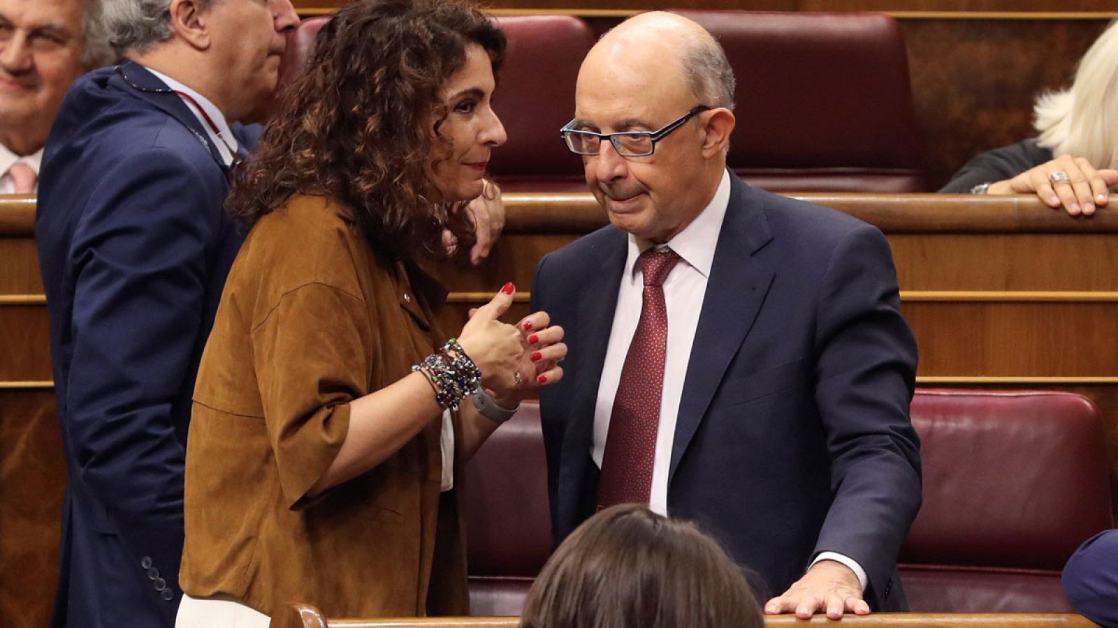 La ministra de Hacienda, María Jesús Montero, conversa con su predecesor en esa cartera, Cristóbal Montoro