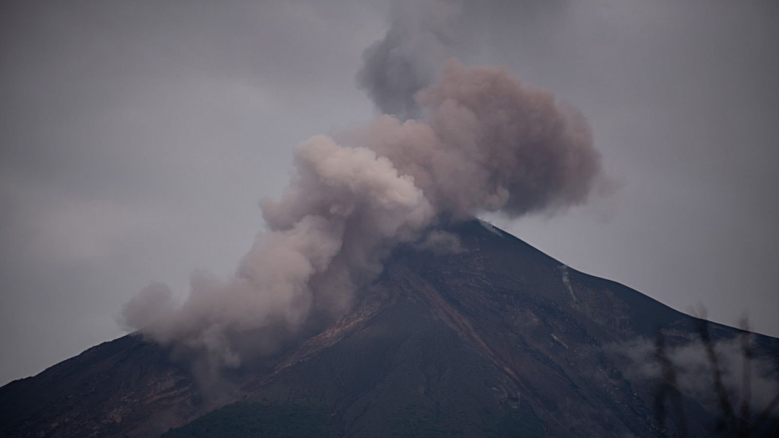 El volcán de Fuego sigue lanzando fumarolas en Guatemala