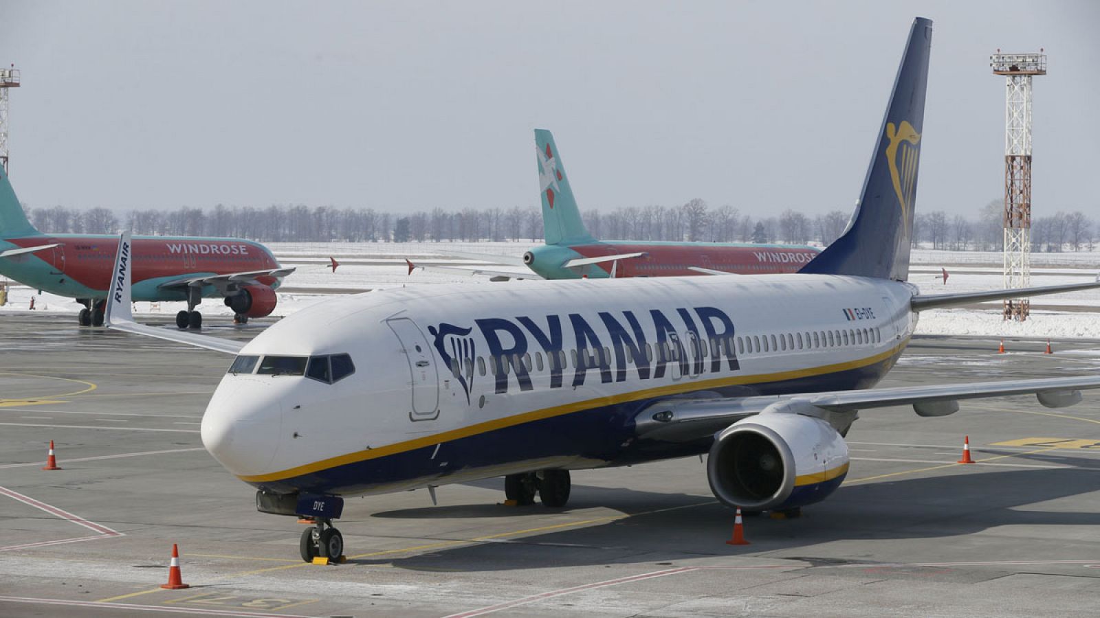 Un Boeing 737-800 de Ryanair, parado en el Aeropuerto Internacional de Kiev