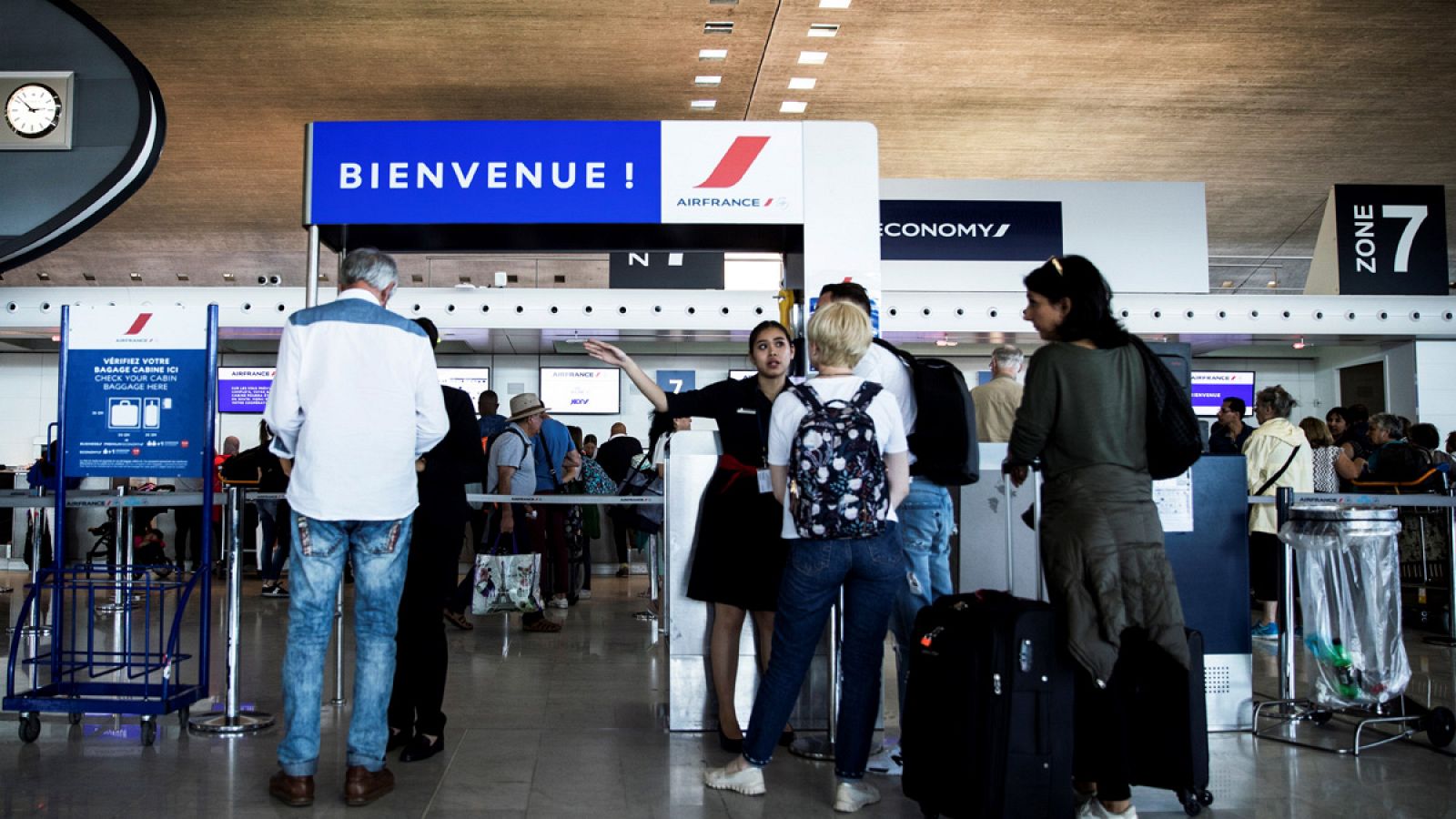 Pasajeros esperan para pasar el control de Air France en el Aeropuerto Charles de Gaulle en París