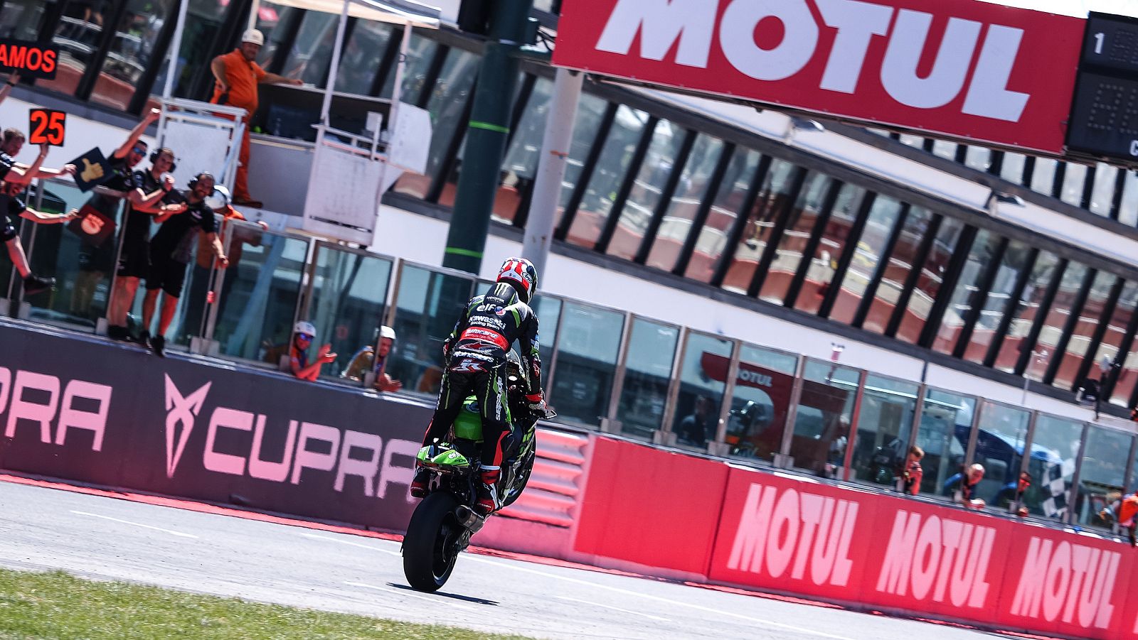 Jonathan Rea celebra su triunfo en Misano.