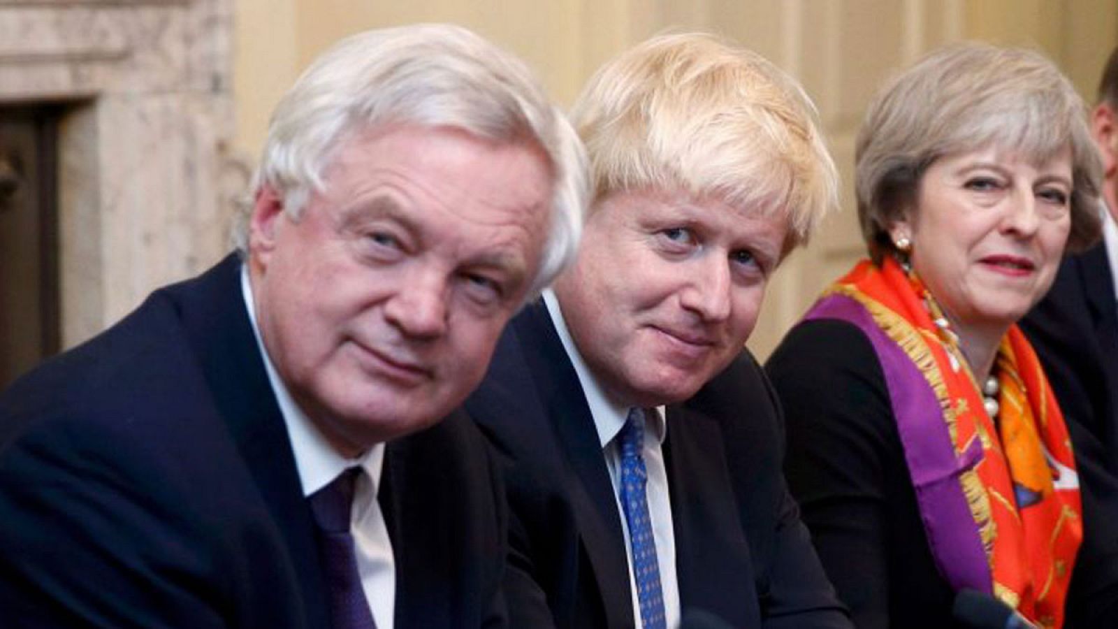 El dimisionario David Davis, junto a Boris Johnson y Theresa May en una reunión del Gobierno británico