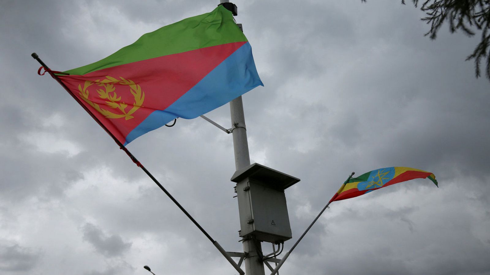 Las banderas de Etiopía y Eritrea ondean en Addis Abeba el pasado 26 de junio