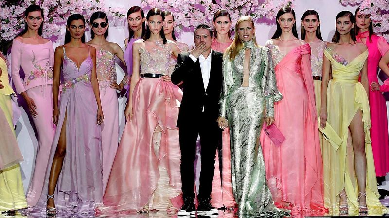 El diseñador Hannibal Laguna posa con todas sus modelos tras el desfile.