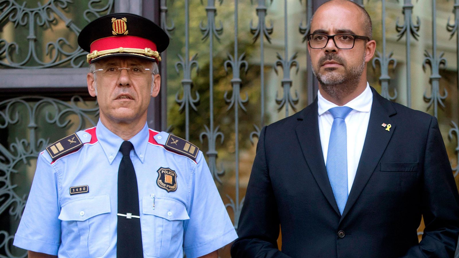 El conseller de Interior, Miquel Buch (d), junto al nuevo jefe de los Mossos d'Esquadra, Miquel Esquius.