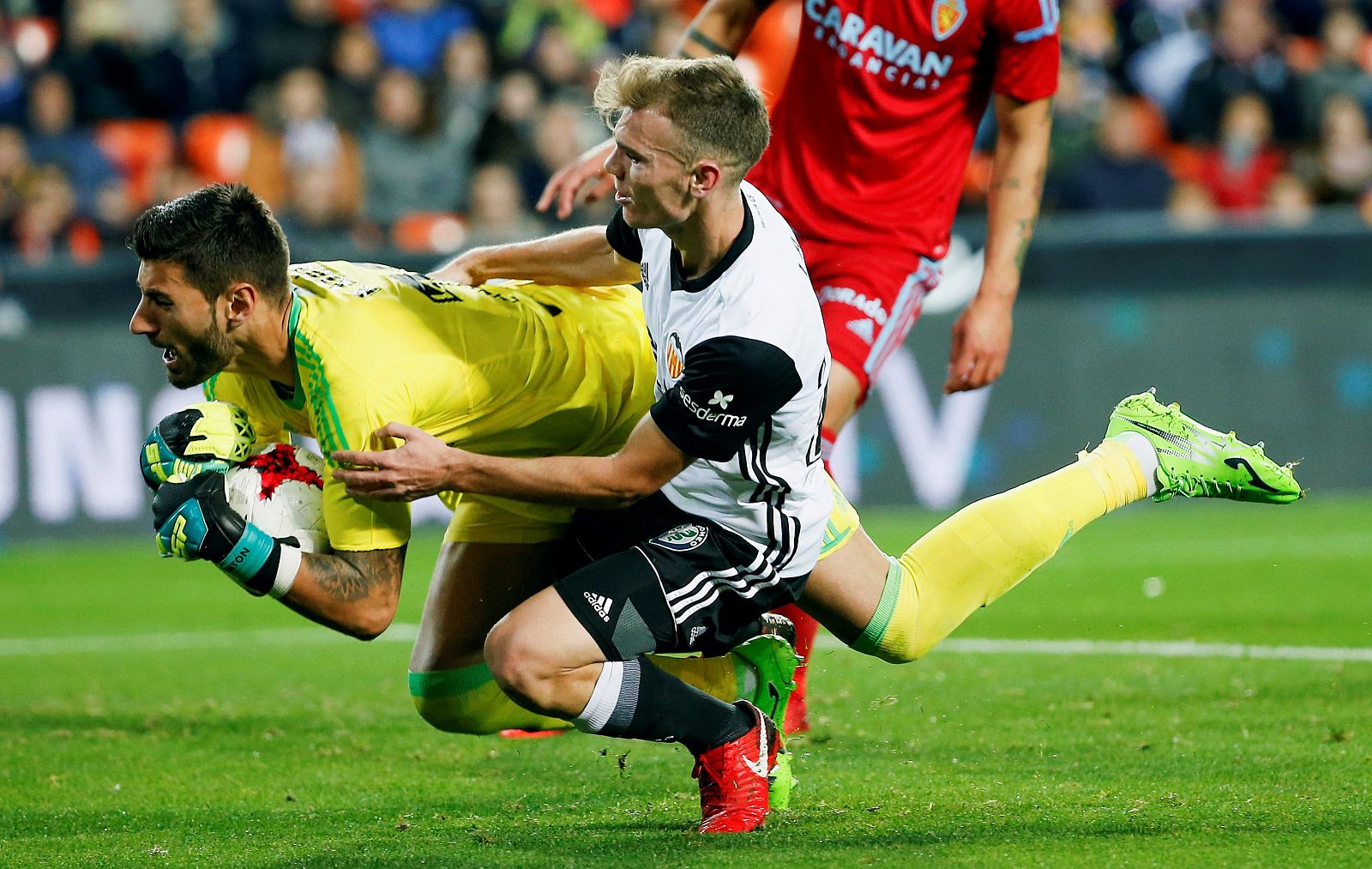 Álvaro Ratón (izquierda), en un partido del Zaragoza de la última temporada ante el Valencia