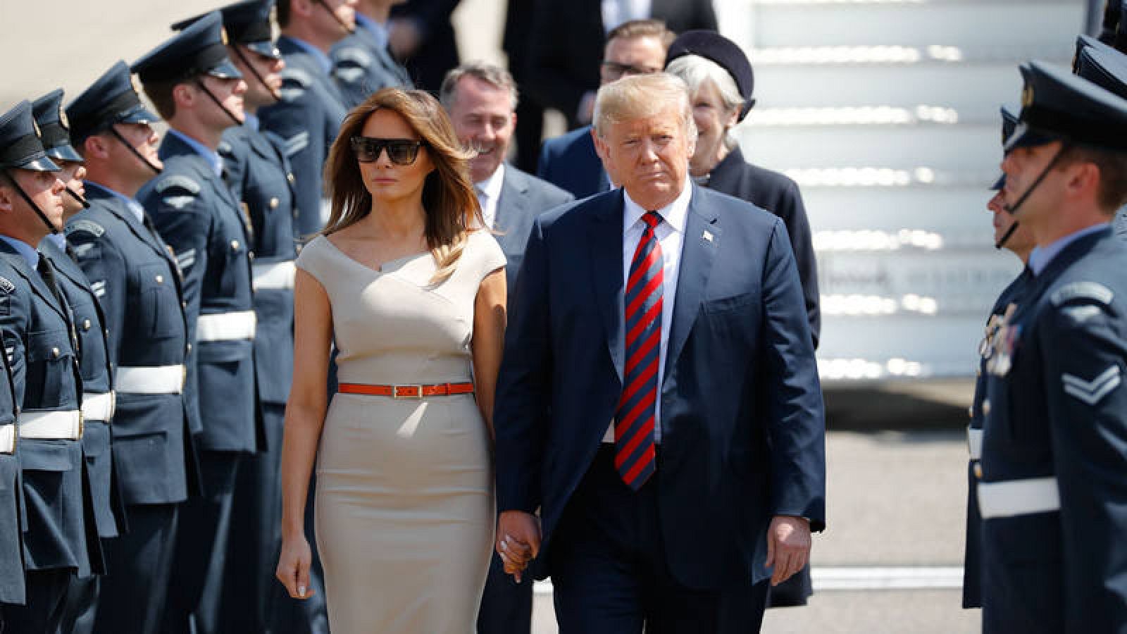 Donald Trump y Melania Trump, a su llegada al aeropuerto de Stansted (Londres)