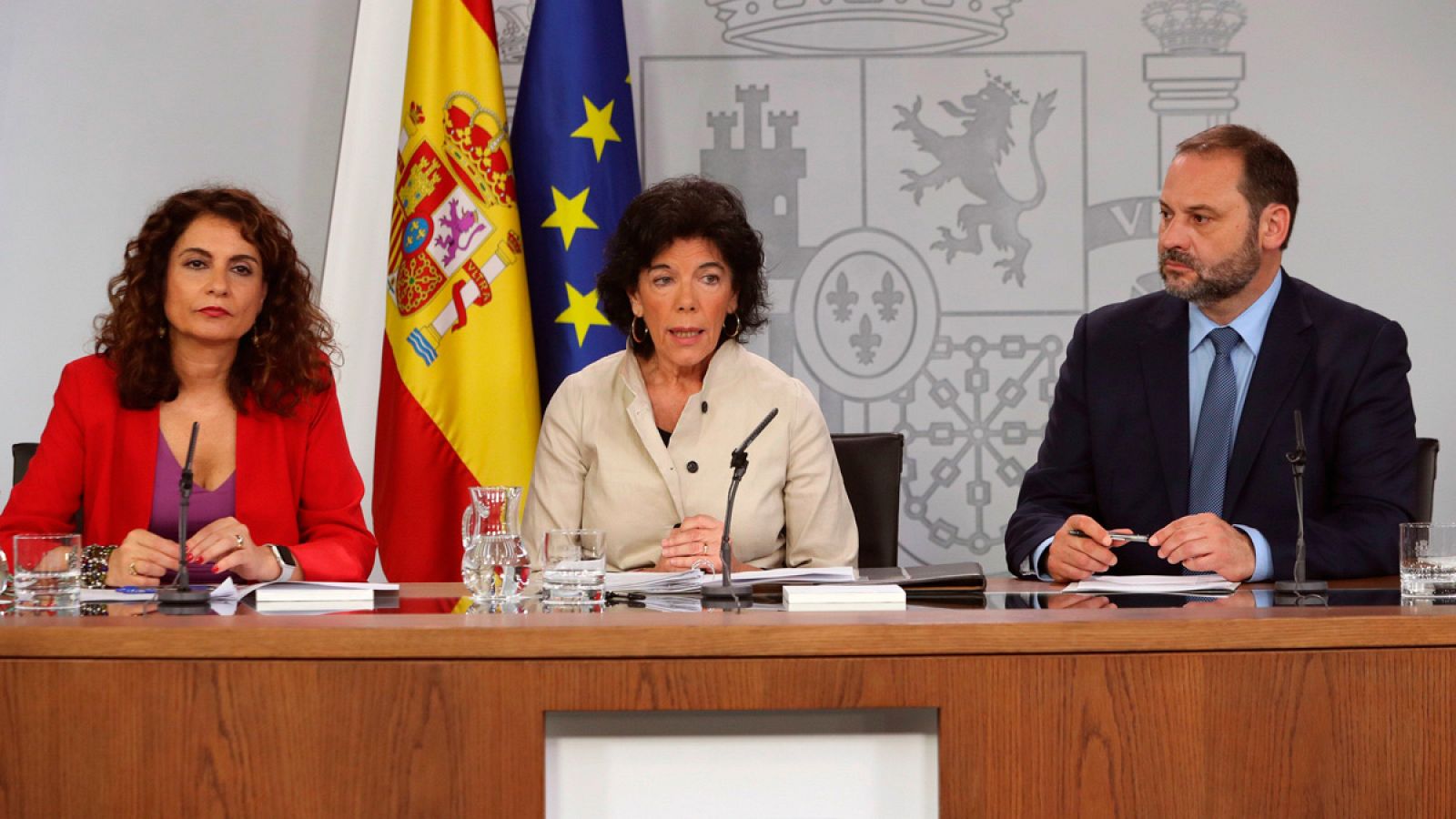 La portavoz del Gobierno ministra de Educación y Formación Profesional, Isabel Celaá (c), acompañada por la ministra de Hacienda, María Jesús Montero, y el titular de Fomento, José Luis Ábalos