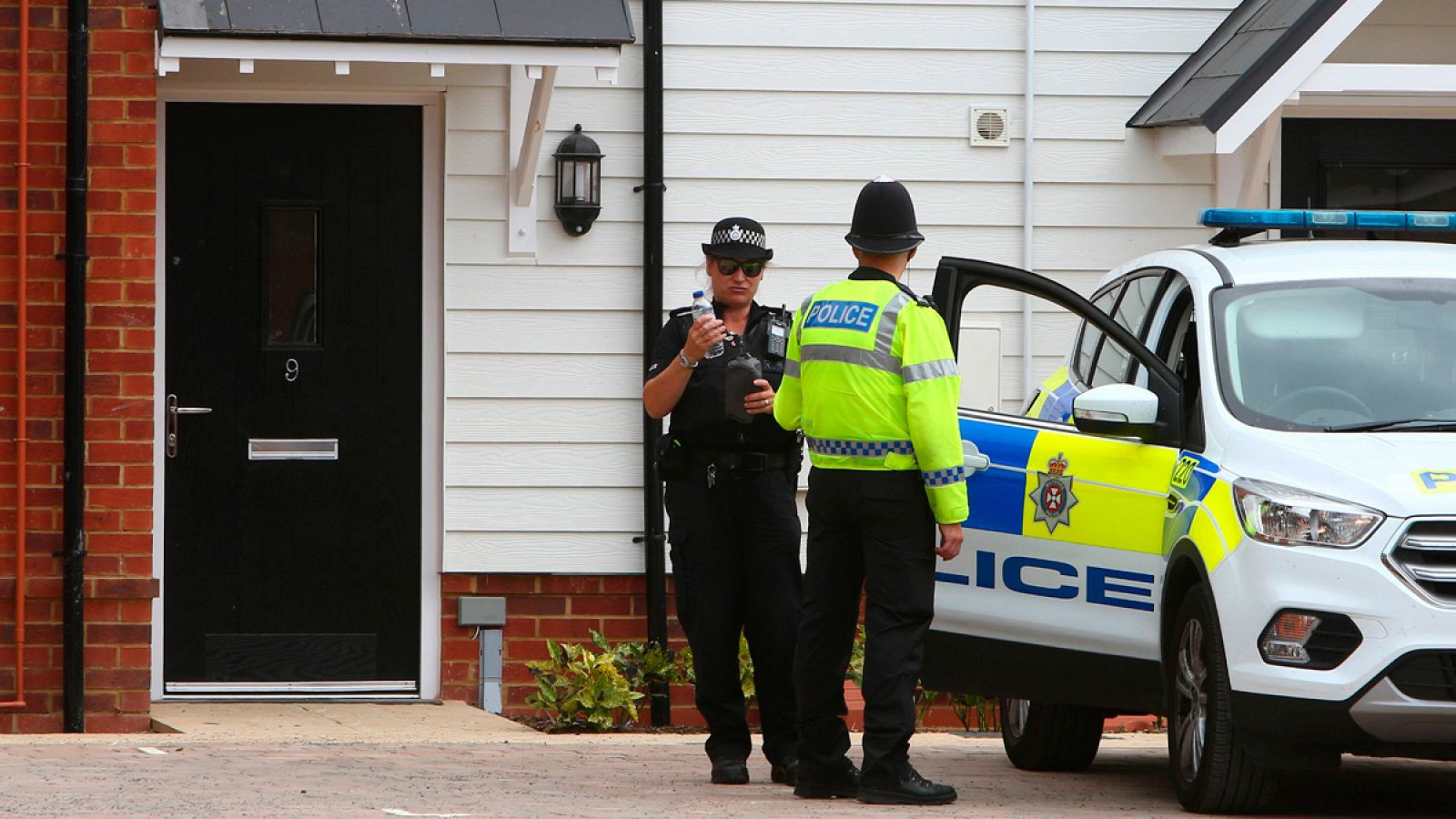 Agentes de la Policía británica en el exterior de la vivienda de Charlie Rowley, intoxicado con el agente nervisio Novichok