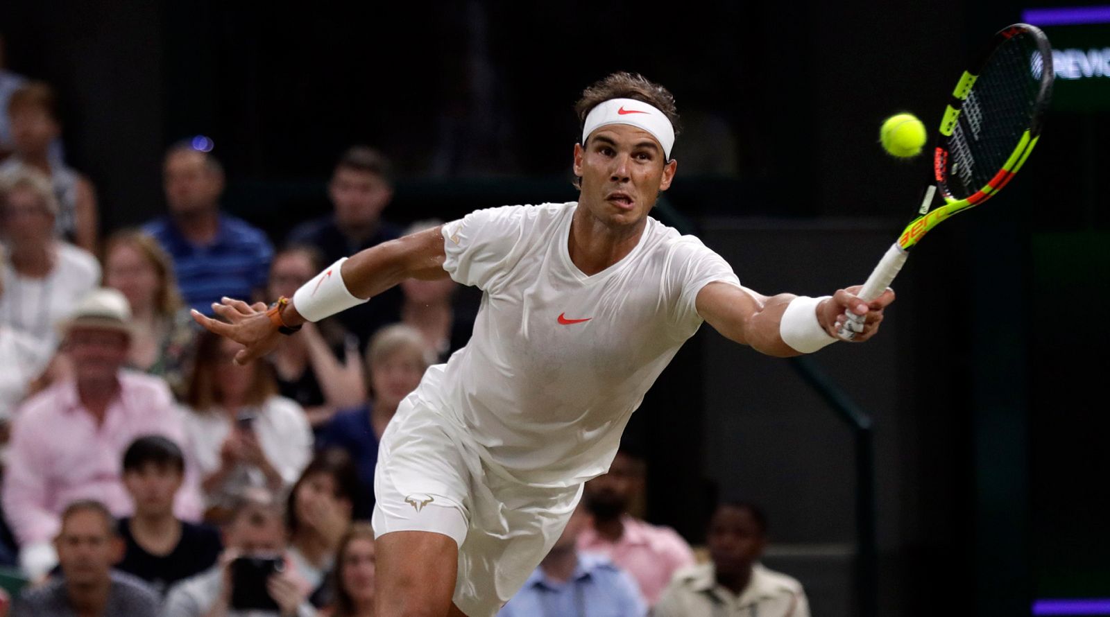 Rafa Nadal devuelve un golpe durante la semifinal de Wimbledon, ante Novak Djokovic