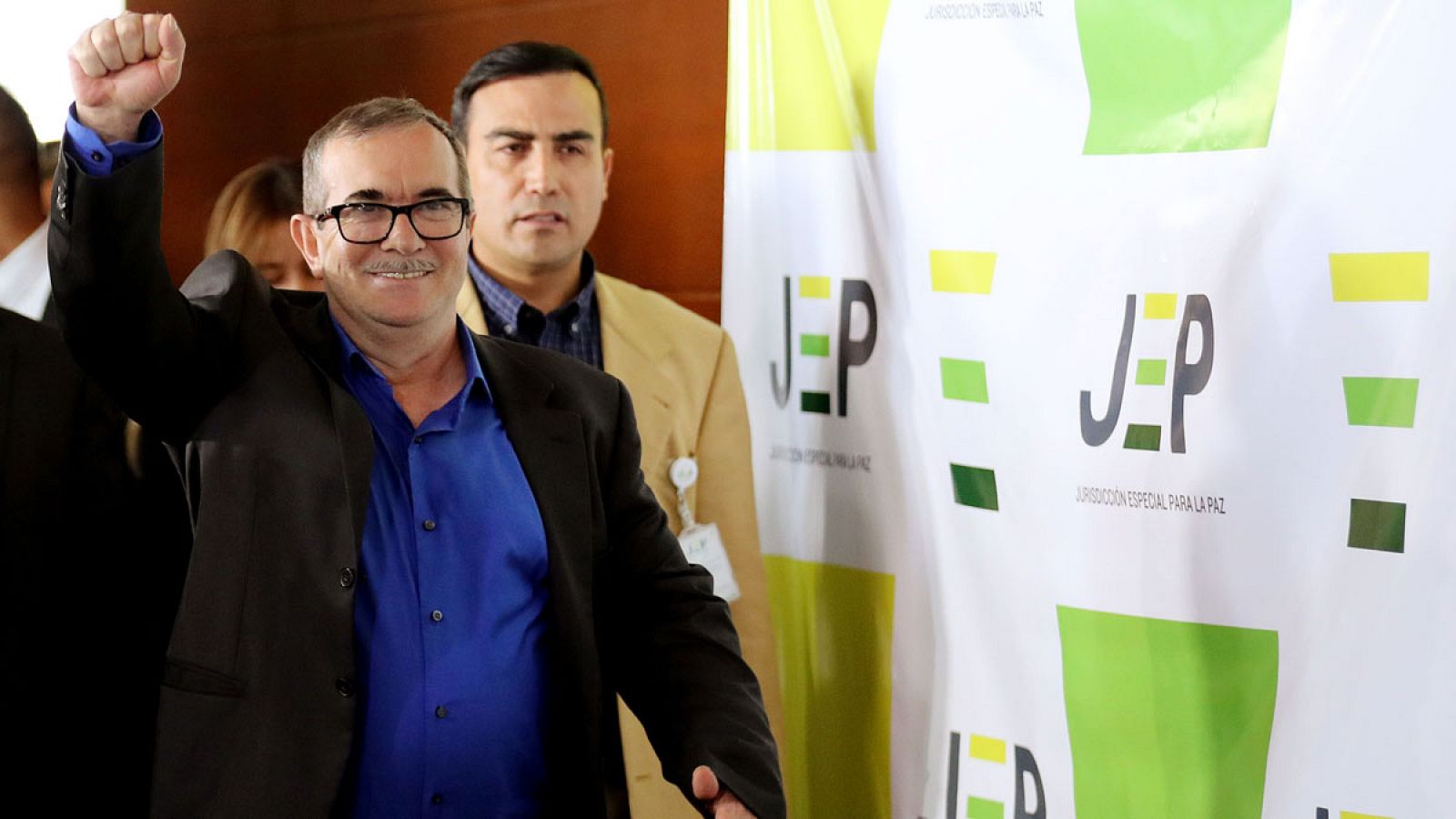 El integrante del partido Fuerza Alternativa Revolucionaria del Común (FARC) Rodrigo Londoño llegando a la primera sesión judicial de la Justicia Especial para la Paz en Bogotá (Colombia).