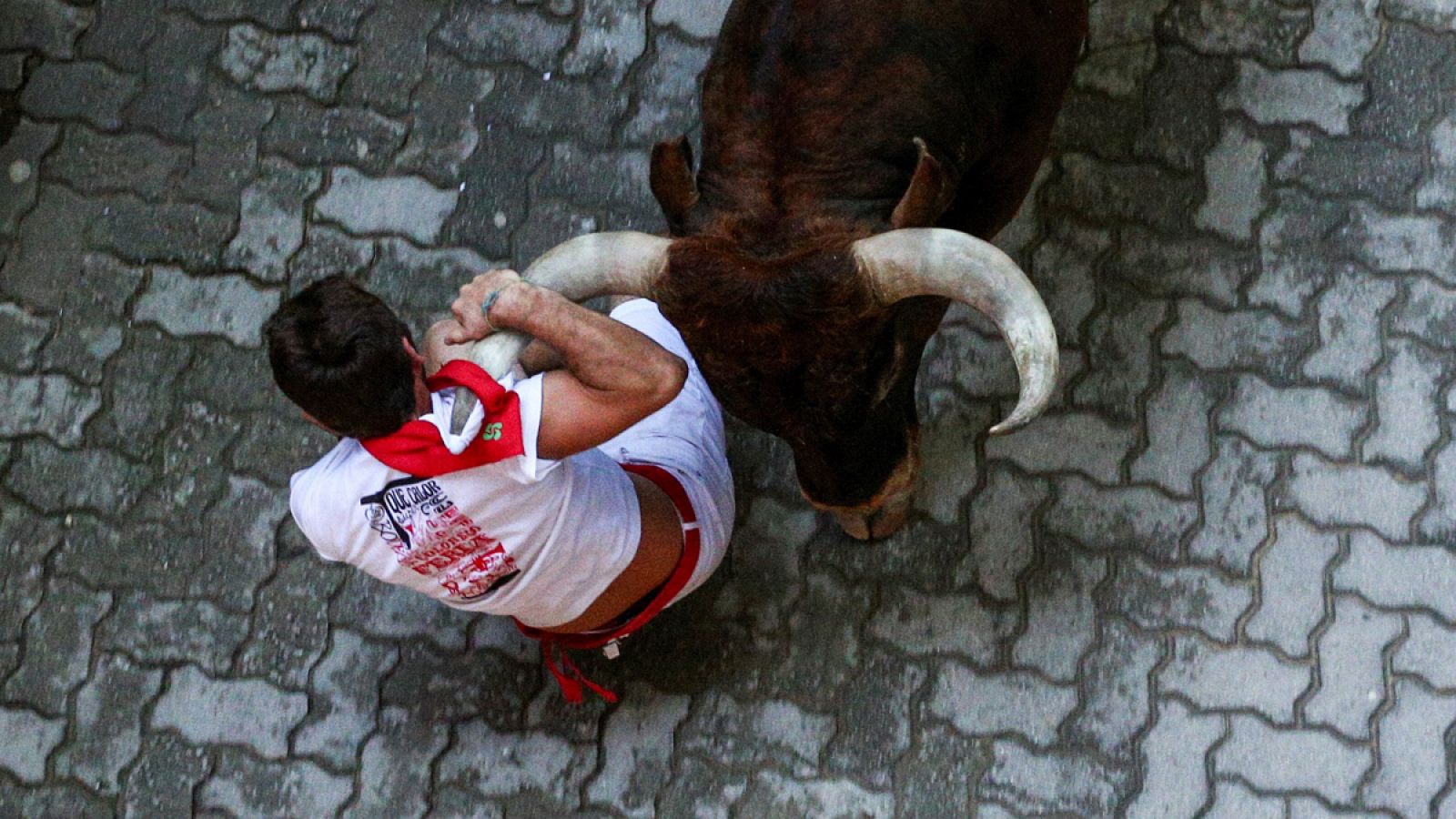 Un miura lleva en volandas a un mozo francés