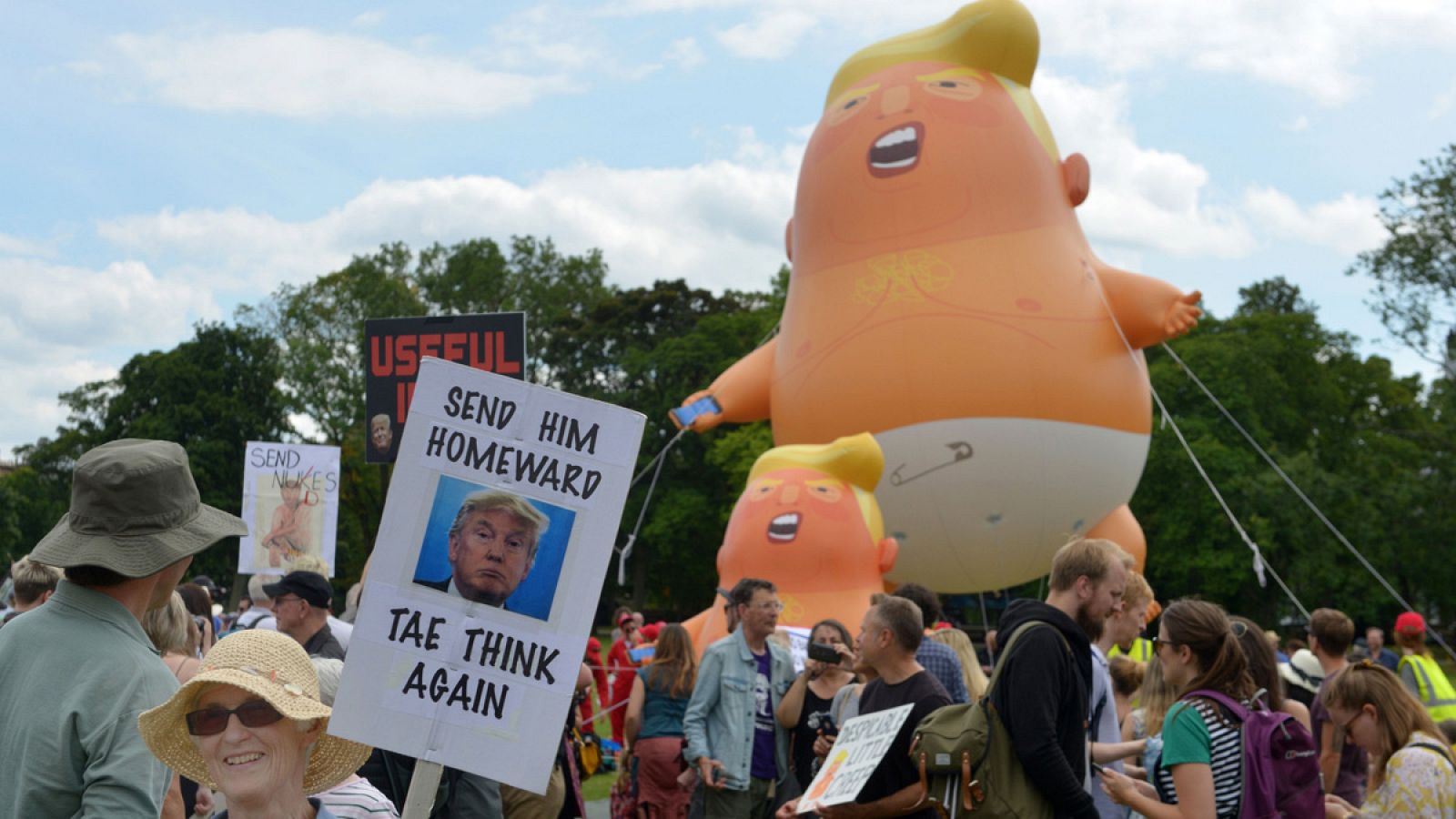 Una multitudinaria marcha recorre Edimburgo en protesta contra las políticas de Donald Trump