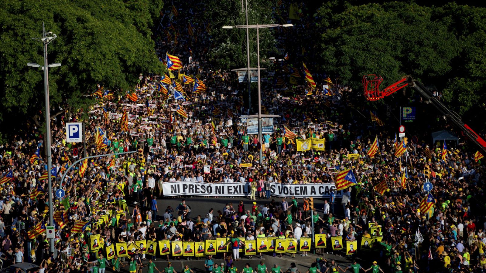 Manifestación en Barcelona para exigir la libertad de los presos independentistas y el regreso de los políticos huidos al extranjero