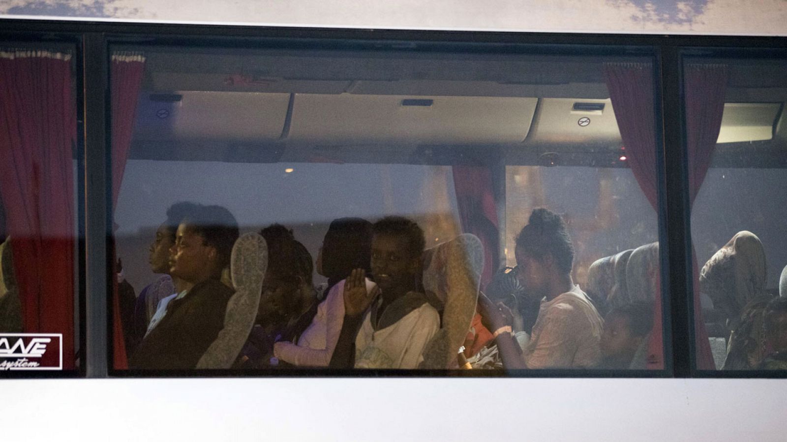 Italia autoriza el desembarco de 450 inmigrantes para reubicarlos en Europa