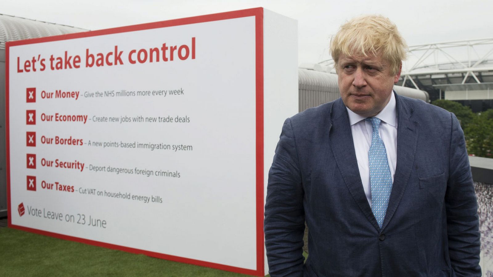 Boris Johnson presenta el cartel oficial de 'Vote Leave' para el referéndum sobre el 'Brexit' en 2016.