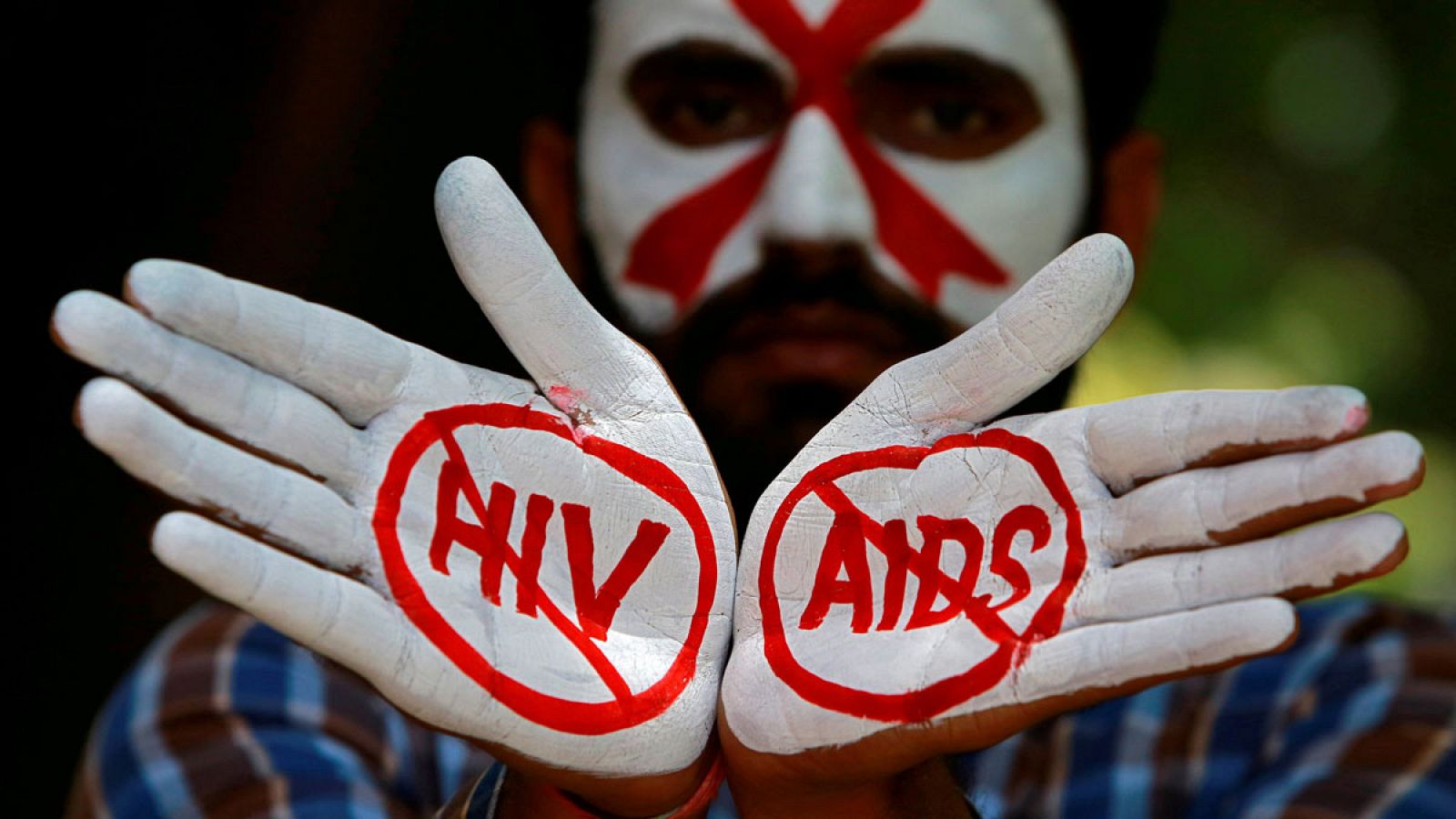 Un joven muestra sus manos pintadas durante una campaña de conciación sobre el VIH/SIDA