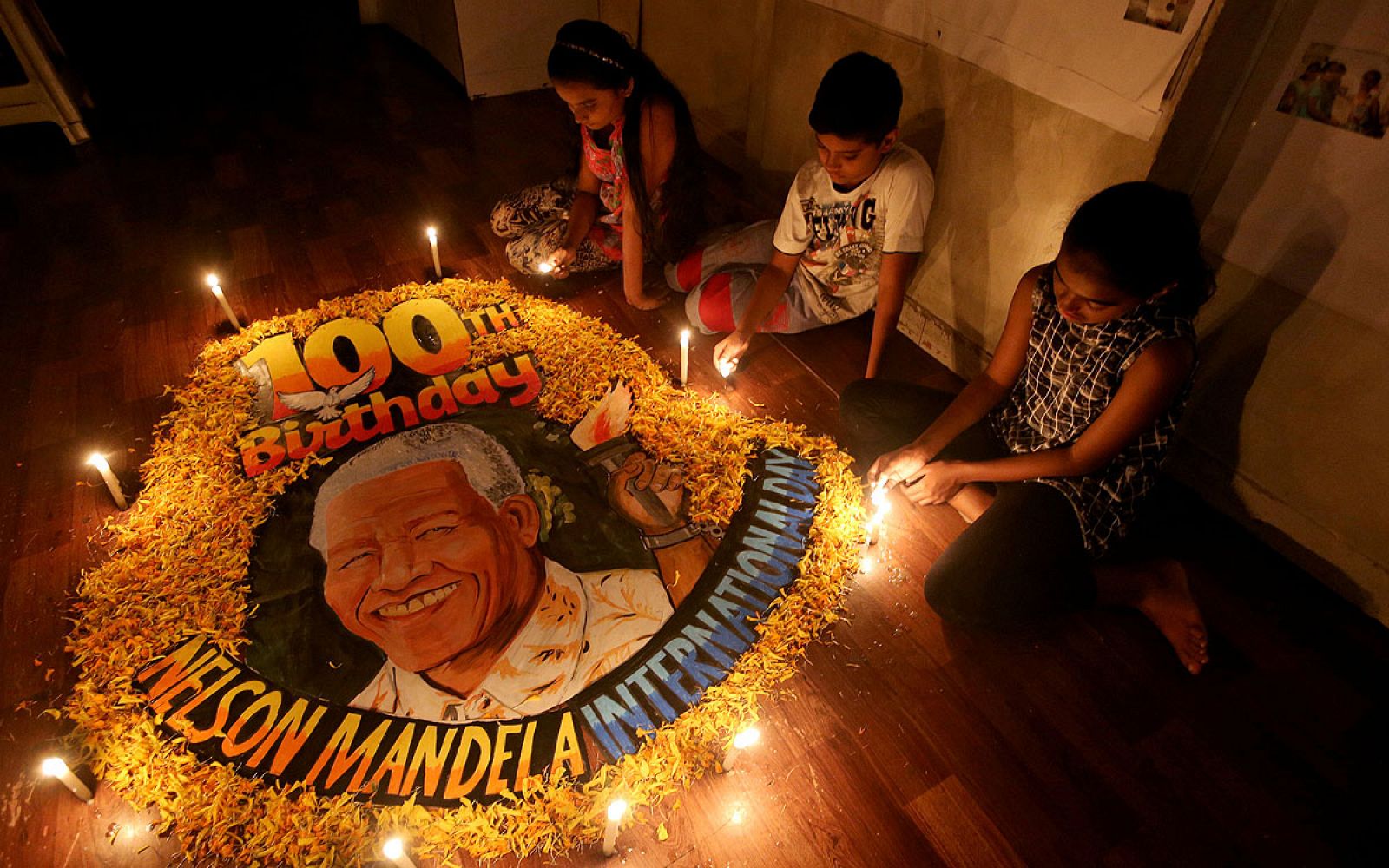 Niños en India conmemoran el centenario del aniversario de Nelson Mandela