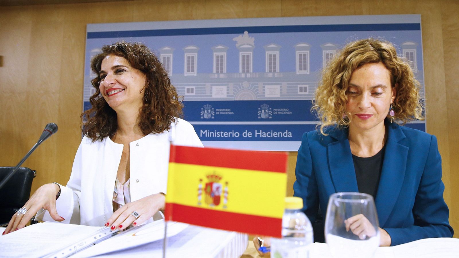La ministra de Hacienda, María Jesús Montero (i), junto a la ministra de Política Territorial, Meritxell Batet (d)