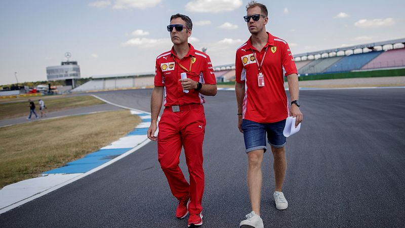 Sebastian Vettel inspecciona la pista del circuito Hockenheimring, en Hockenheim (Alemania).