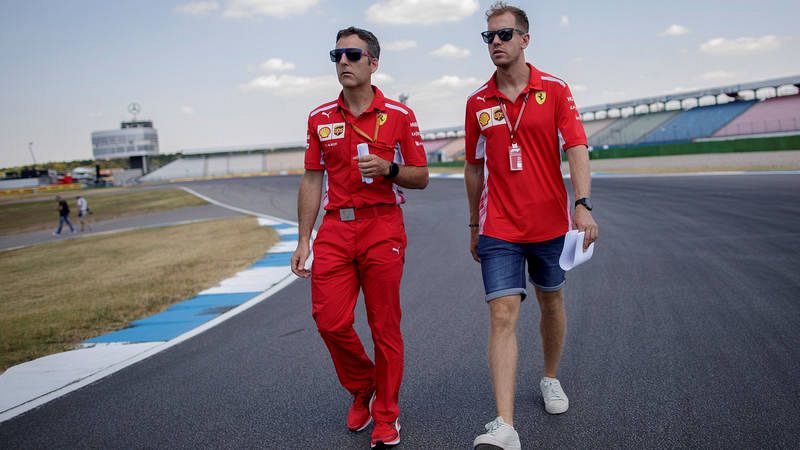 Sebastian Vettel inspecciona la pista del circuito Hockenheimring, en Hockenheim (Alemania).