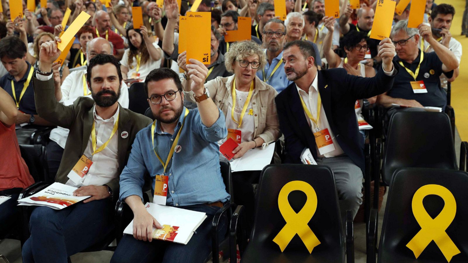 El presidente del Parlament, Roger Torrent, junto al vicepresidente del Govern y conseller de Economía, Pere Aragonés, durante la conferencia nacional que ERC del pasado 30 de junio