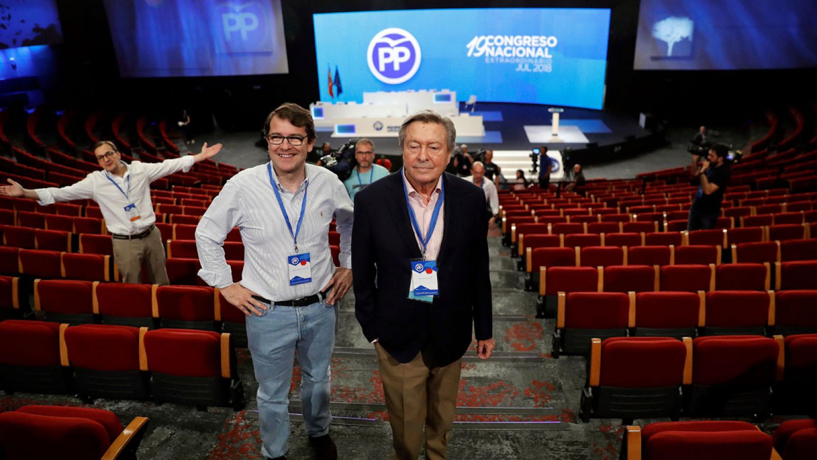 El presidente de la Comisión Organizadora, Luis de Grandes (c), en el auditorio donde se celebrará el Congreso del PP