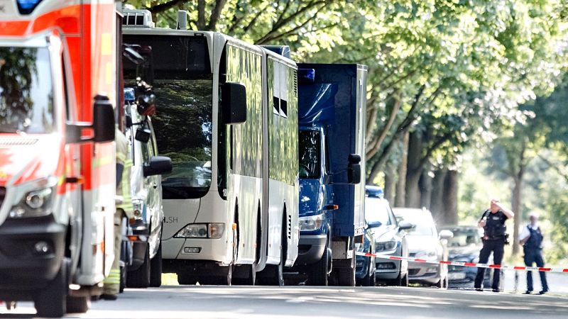 Las fuerzas de seguridad alemanas custodian en Lübeck el autobús donde un hombre armado con un cuchillo ha atacado a varios pasajeros