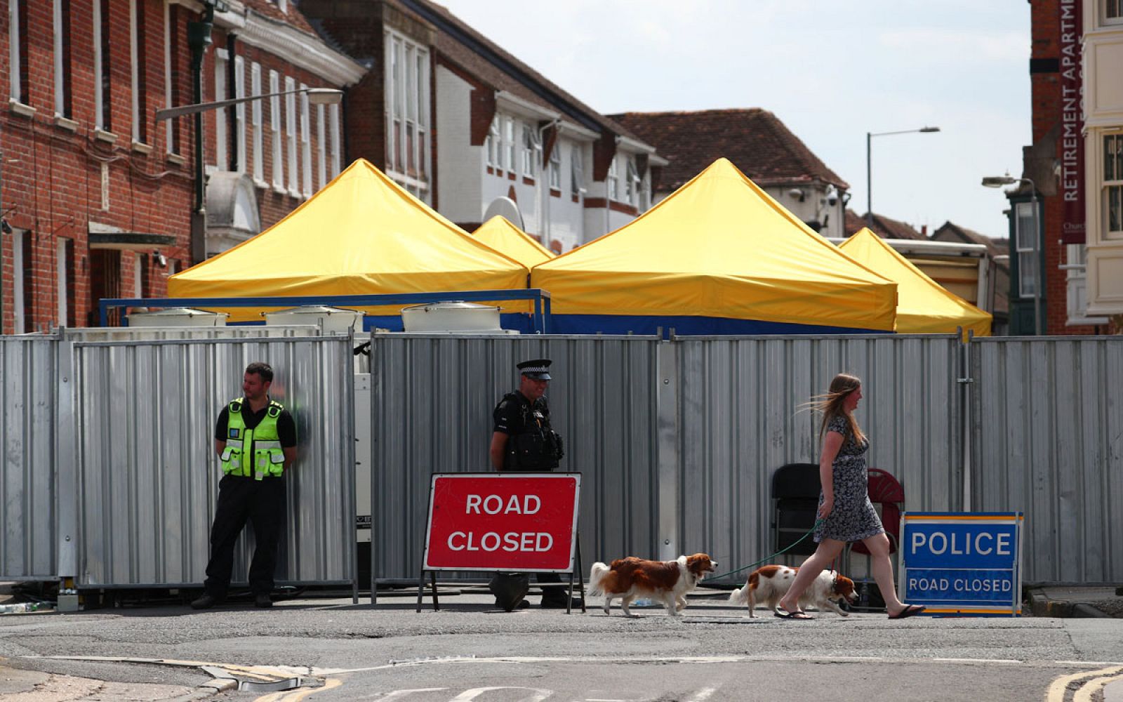 Policías vigilan la calle donde vivía Dawn Sturgess después de haber sido expuesta a Novichok