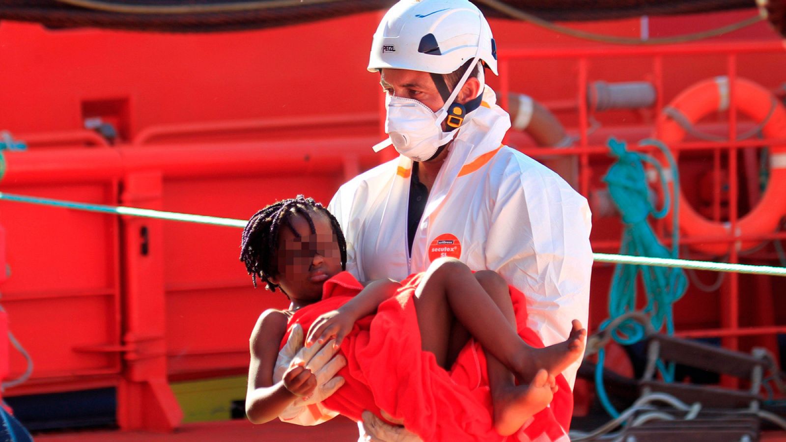 Un efectivo de Salvamento Marítimo lleva en sus brazos a una niña a su llegada al puerto de Algeciras el 20 de julio