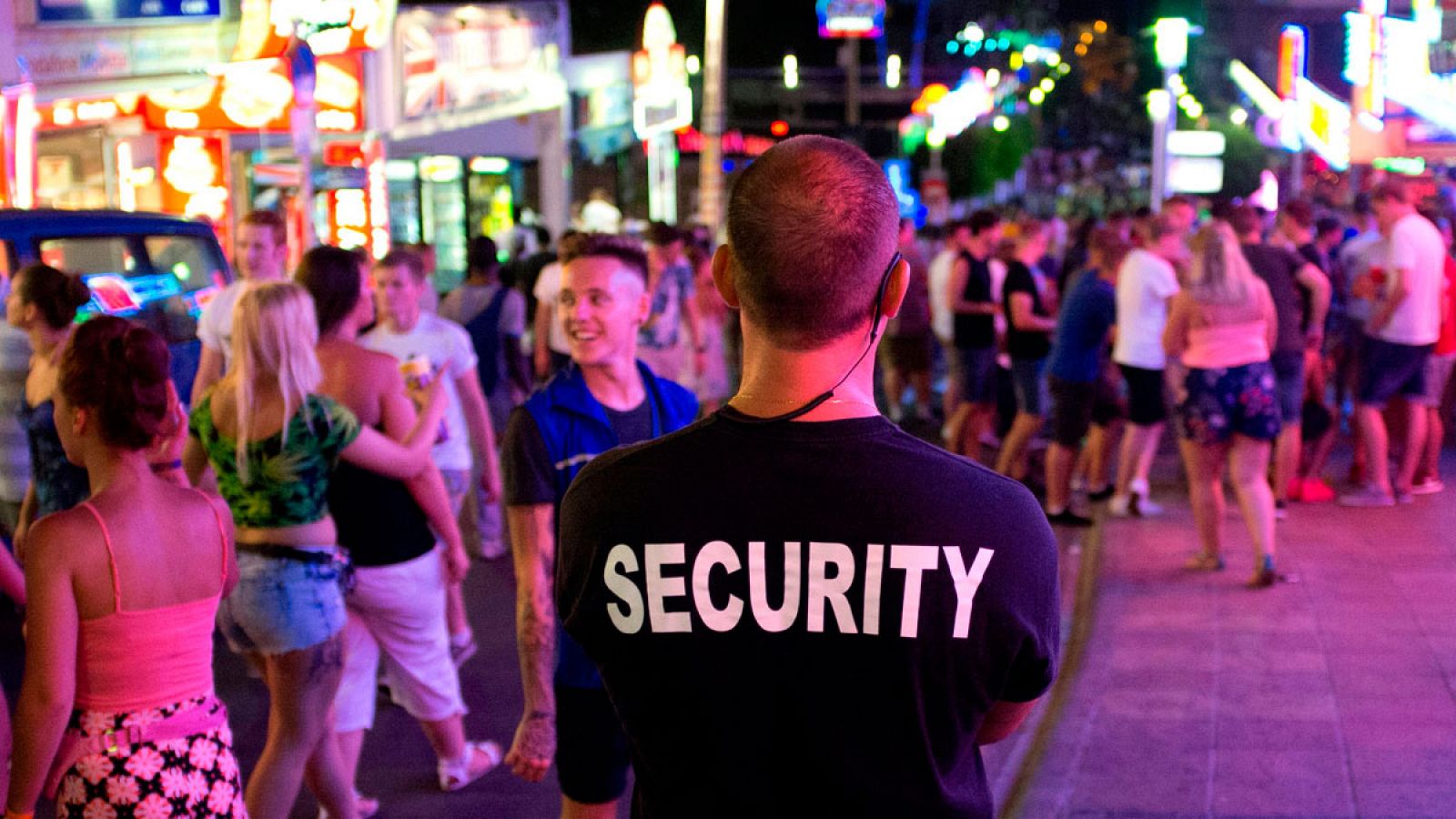 Un miembro de seguridad en la zona turística de Magaluf, en Mallorca