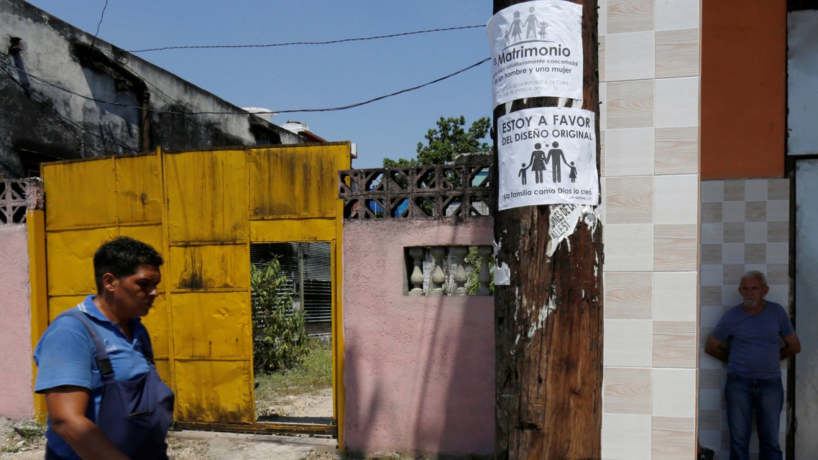 Dos carteles contra  el matrimonio homosexual en La Havana.
