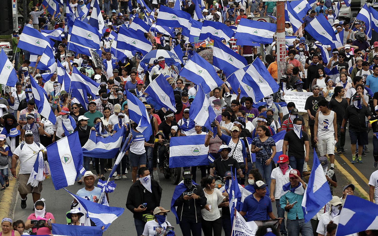 Decenas de personas participan en una marcha en apoyo a los estudiantes nicaragüenses y en rechazo al presidente Daniel Ortega